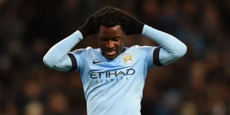Bony luôn gây thất vọng kể từ khi khoác áo Man City